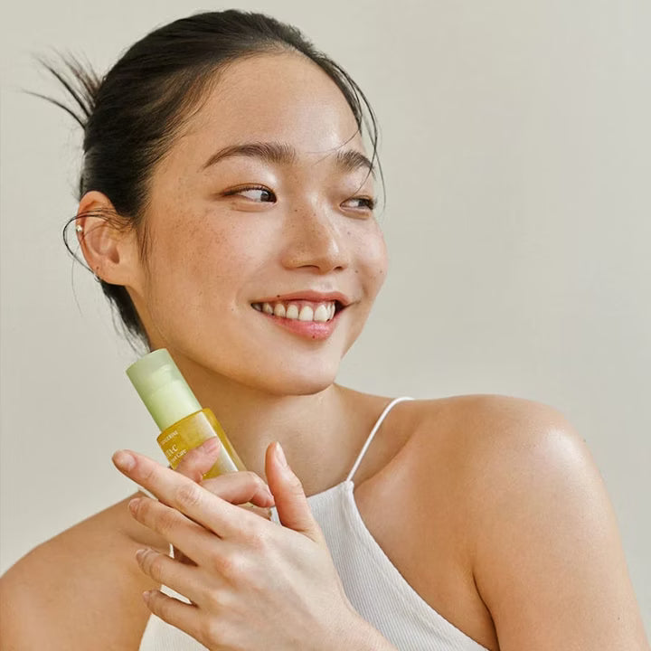 Applying Goodal Green Tangerine Vita C Serum – gentle daily Vitamin C care suitable for sensitive skin