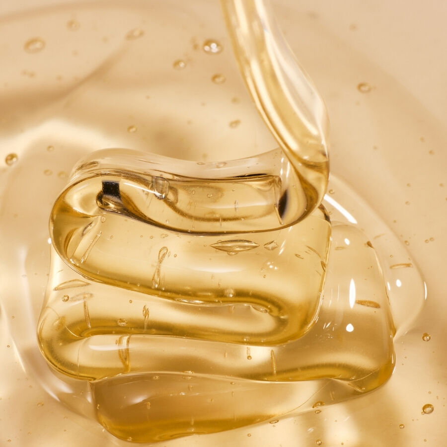 Texture of Whamisa Foaming Gel – light, pH-balanced organic cleanser for soft skin